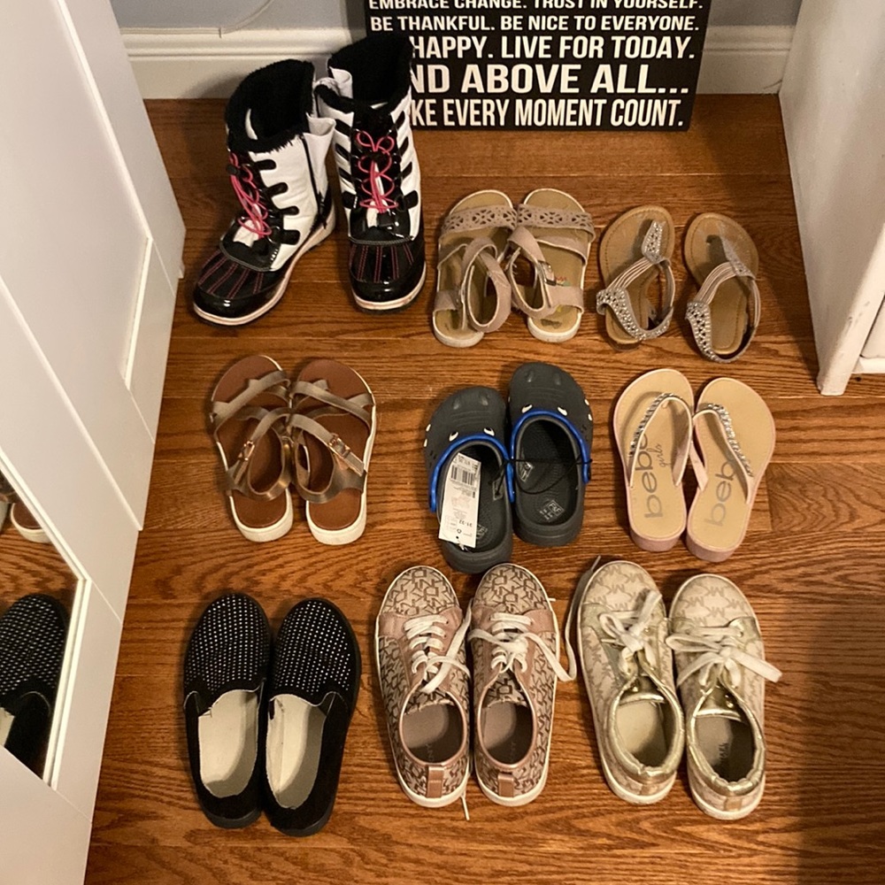 MICHAEL KORS, BEBE, TOTES GIRLS LOT OF SANDALS, sneakers and 1 pair of boots.